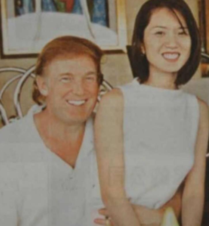 1995年，香港，49岁的特朗普怀里抱着一个年轻的中国姑娘，画面中的两人动作