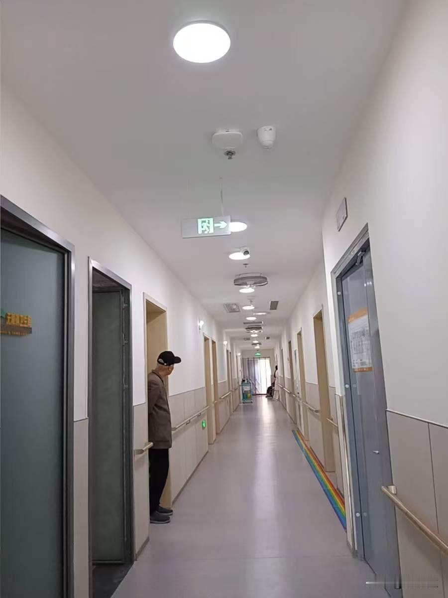 不好好努力，老了连养老院也住不起。我们本地养老院，两栋各四层，平均每层16个