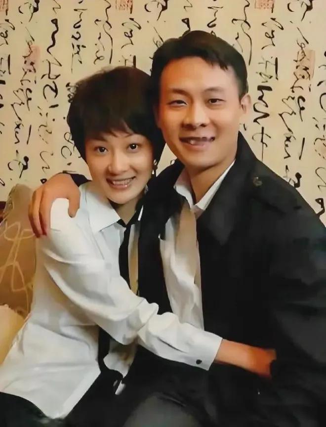 张译，年轻时很可爱的，长得萌萌的。他身边的这位美女是谁呢？
