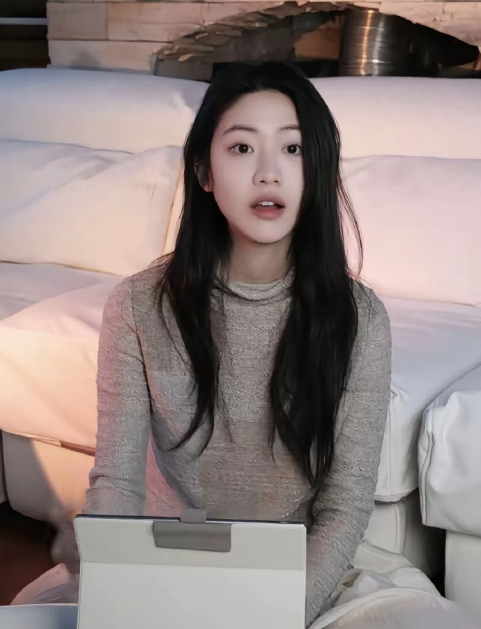 向涵之，居然抽烟。​漂亮干净的美女，居然会抽烟。其实抽烟也是正常的，就是挺惊讶