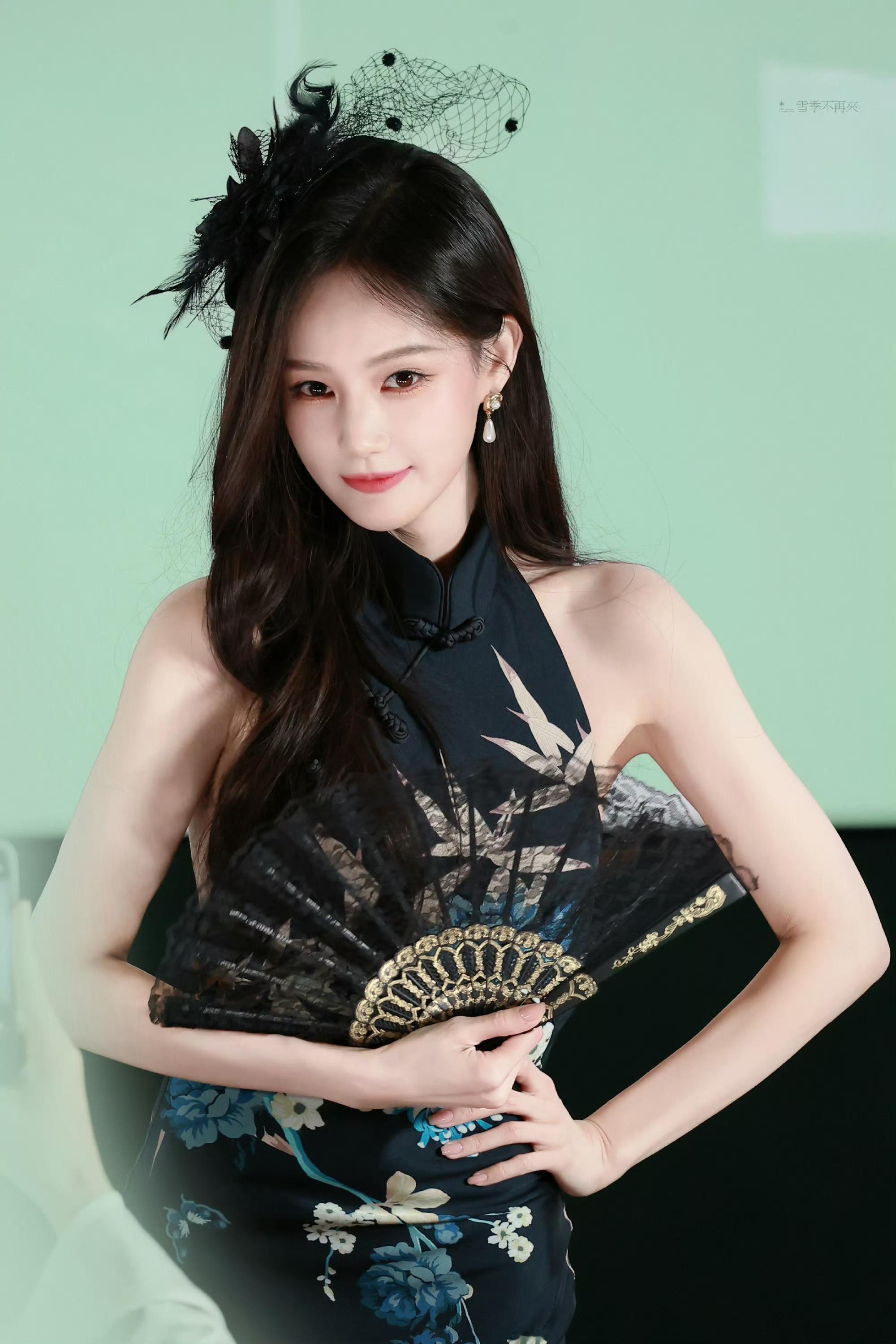 李一桐《我不是大师》剧宣了，不得不说她穿这一身真的挺性感的，成熟知性女星的味道。不过鲜少有人注意的是