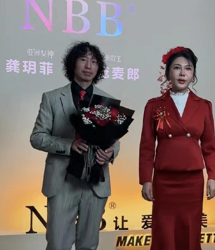 龚玥菲和庞麦郎“喜结连理”？这简直是年度最大的黑色幽默！我一直以为娱乐圈的炒