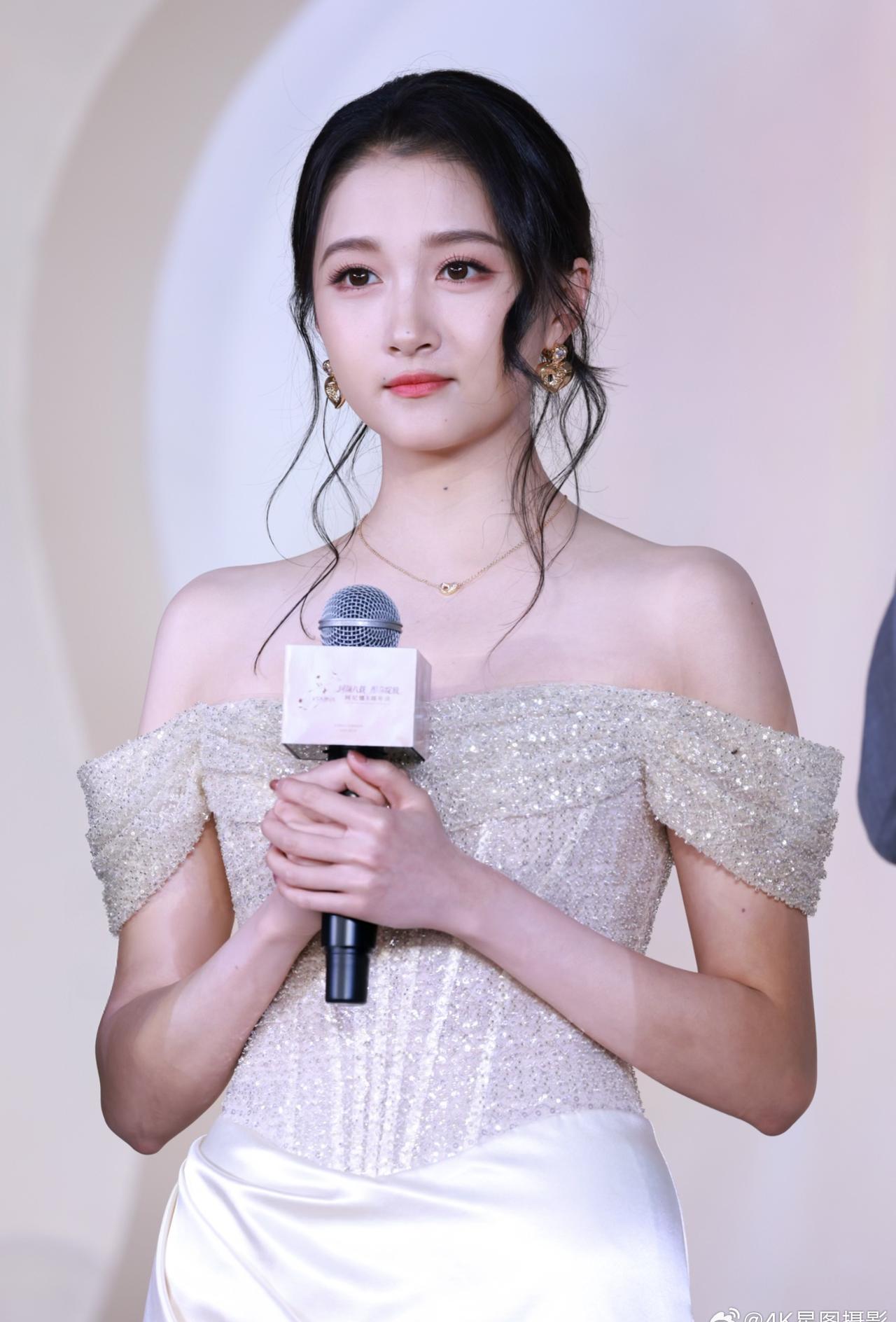 No.mx1626关晓彤佛山环宇城珂尼娜活动生图，抹胸闪钻白裙，香肩诱惑[25