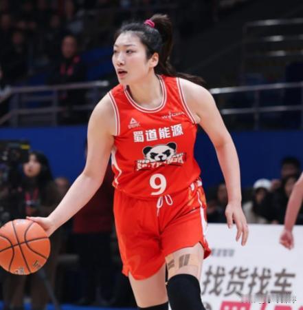 李梦放弃300万去坐冷板凳，她到底图啥她放着国内顶薪不要，跑去WNBA华盛顿神