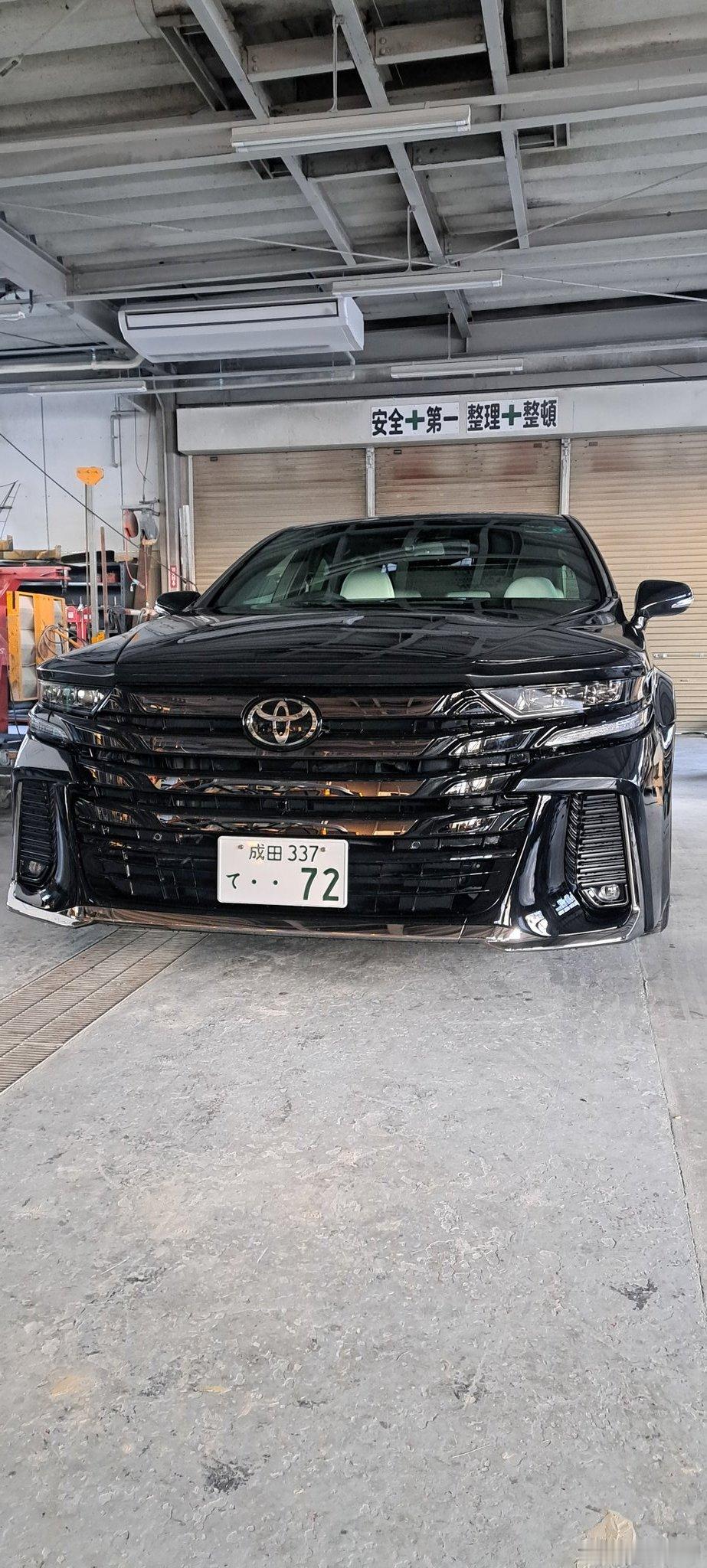 今年东京改装展上，日本自动车大学校的学生作品，雷克萨斯LS460改威尔法轿车，成