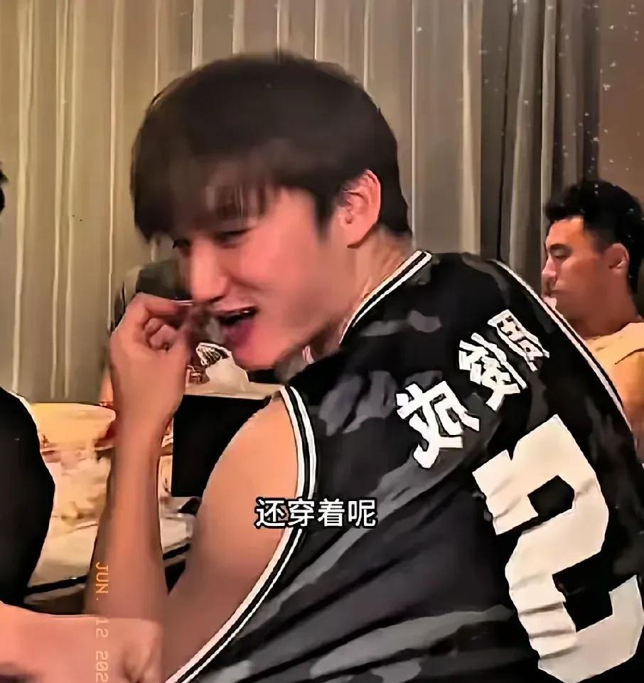 全运会辽宁队赛后聚餐，只有周俊成还穿着印有“5”号的球衣，引来赵继伟打趣：“还穿