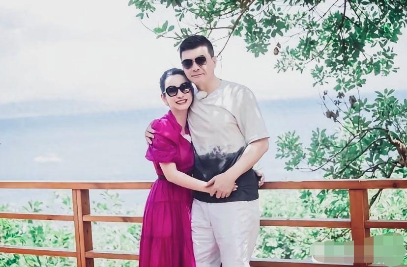嫁给王新军的秦海璐被老公宠成公主，你看她一身玫红色连衣裙穿出中年少女感！被老公搂