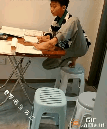小孩哥这写作业的姿势真不是一般人能干的出来的手脚并用，效果加倍就是不知道质