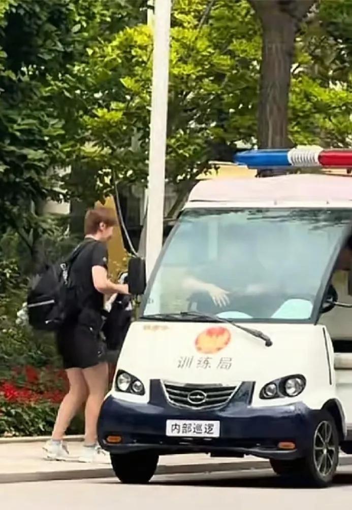 王曼昱今日北京国家体育总局训练局下训路透。最近总局训练局为运动员提供了院内的代步