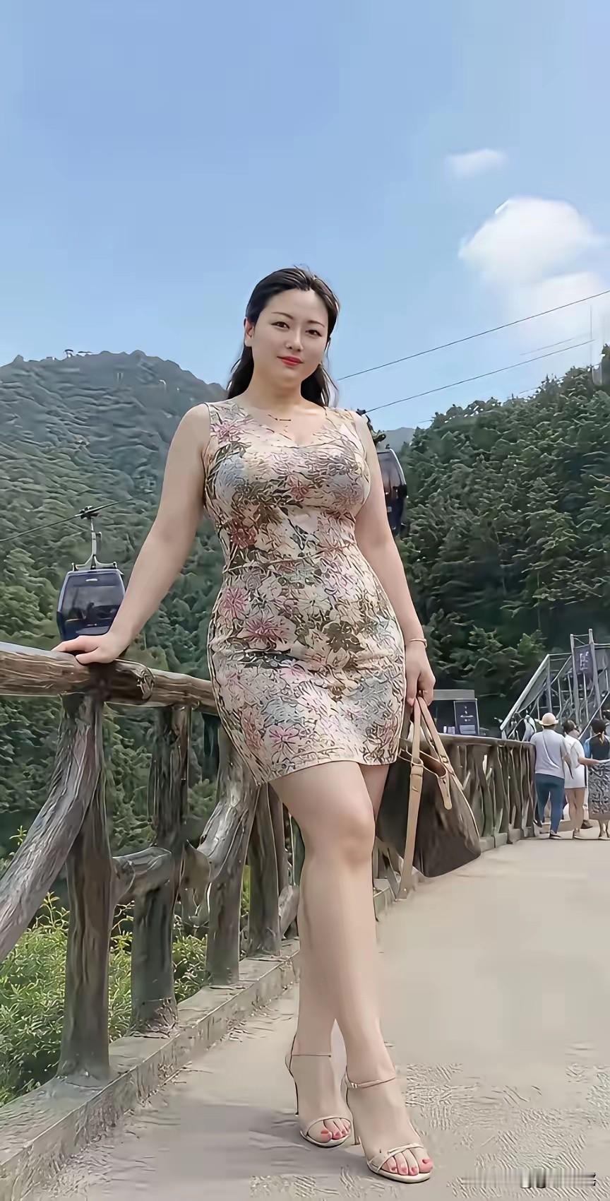 苔痕上阶绿，草色入帘青。