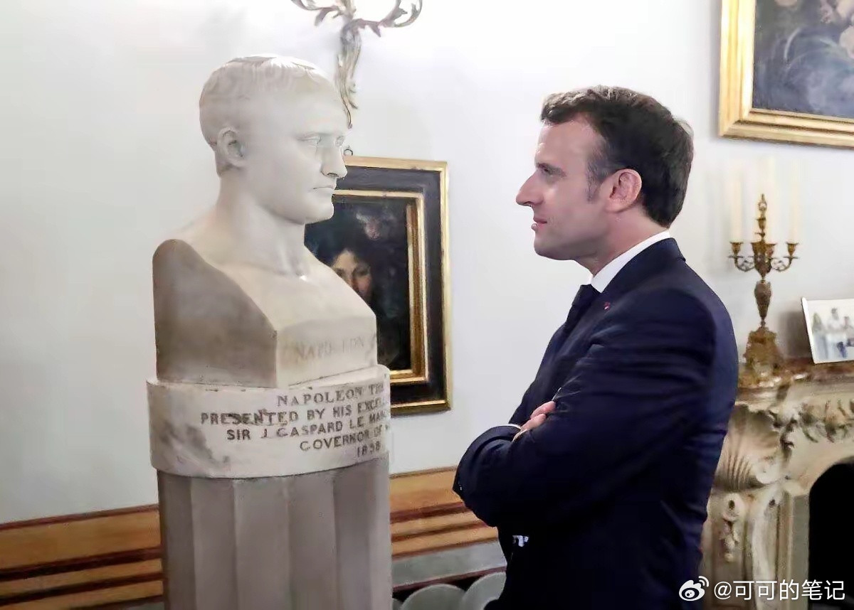 马克龙痴痴地凝视着拿破仑的白玉雕像，心中百感交集：先帝创业未半，而中道崩殂……今