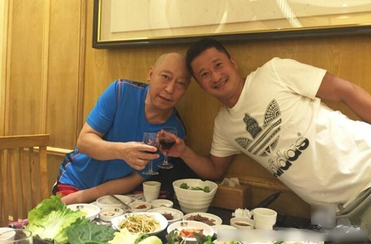 吴京与倪大红的旧照，两人在一起吃饭时的画面，吴京特别的热情，合影的时候，整个身子