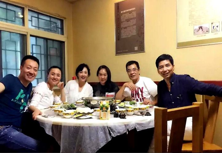 朱媛媛、辛柏青夫妇早年与牛莉、刘威等好友端午节聚餐的照片，马上就要端午节了，这个