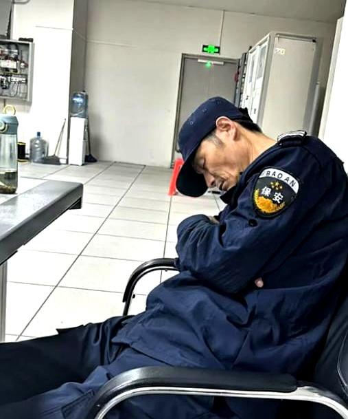 “毫无人性！连正常生理需求都不放过！”凌晨三点半，广东清远，60岁的保安成