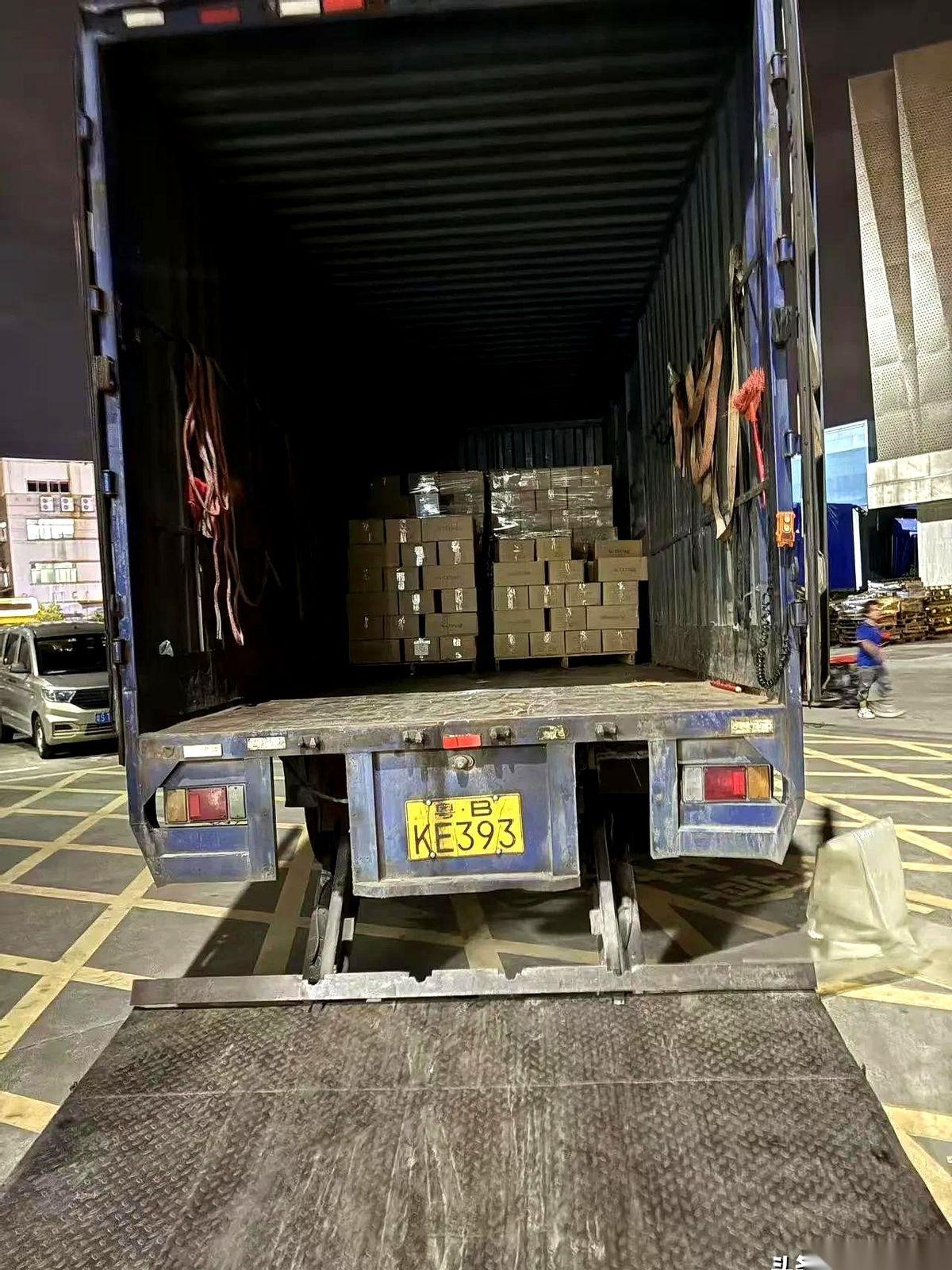 一个35岁的大老爷们，前一秒还在声泪俱下地说自己要养家糊口。后一秒，就因为让他