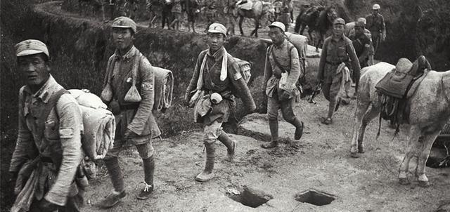 抗战中，八路军邹营长率部转移，侦察员匆匆来报：“四面都是敌人。”邹营长上山一看，