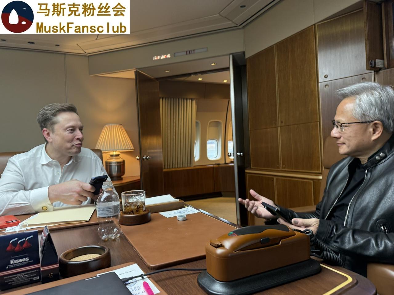 那天在飞机上面，马斯克和黄老板，到底聊了些啥呀？太想知道啦！真想变成墙上