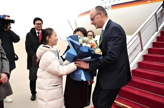 中方高规格招待，默茨接过鲜花，走进人民大会堂前，他喊出9个字鲜花刚递过来，默