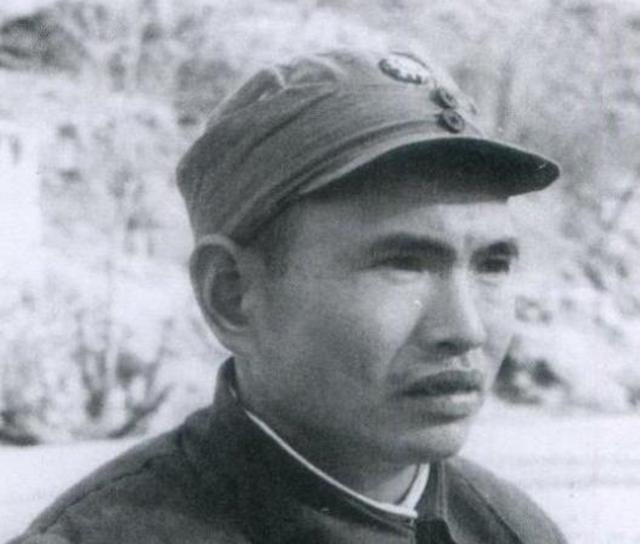 抗战期间，一位营长突然下令将敌军的尸体背上山，让战士们满脸错愕。可命令不能质疑，