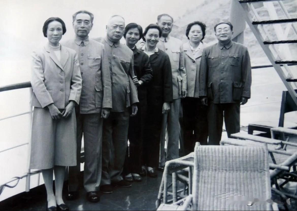 上世纪六十年代在长江三峡船上的合影，左起张颖、周恩来、陈毅、张茜、康岱莎、陈叔亮