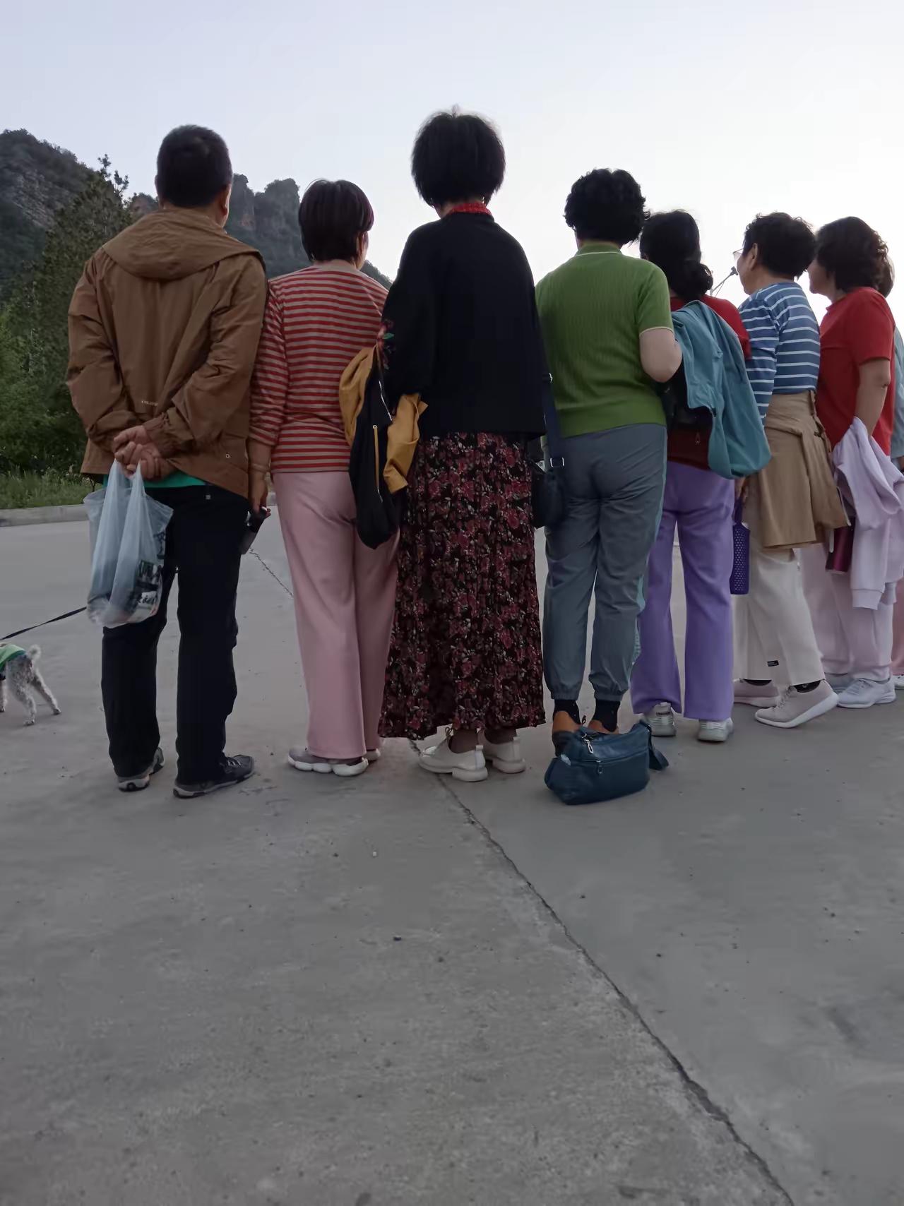 我是一个老太太今年六十岁，不知道大家发现没有，你只要成天在家里呆着不出屋，就会浑