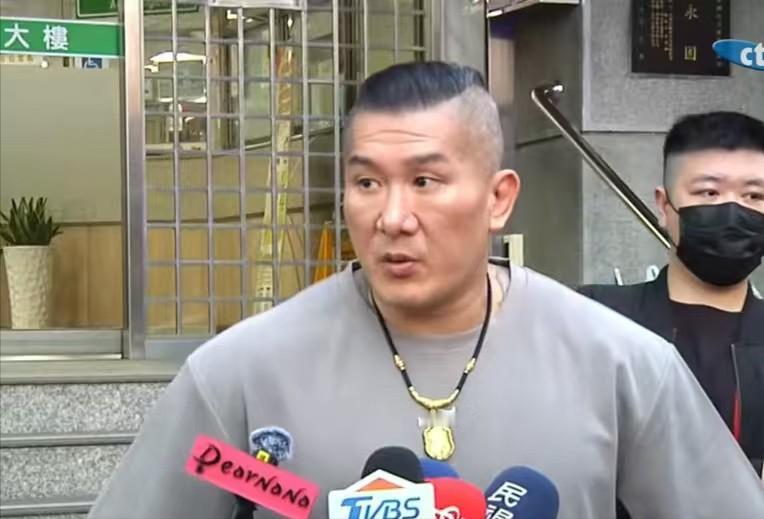 馆长指责郑丽文“不守承诺”。馆长直接点出蓝白双方此前达成的明确共识：民众党为了