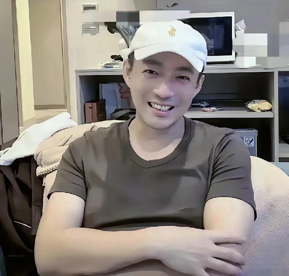 建国直播间直言别再帮汪小菲，这话真说到大伙心坎里了。一个连