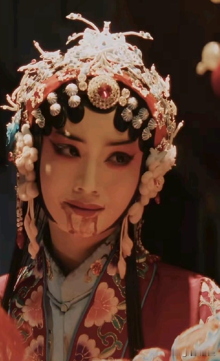 画下来吧，这画面一眼万年，有人说内娱嘴都亲烂了，不如这一个眼神，这是不是短剧天花