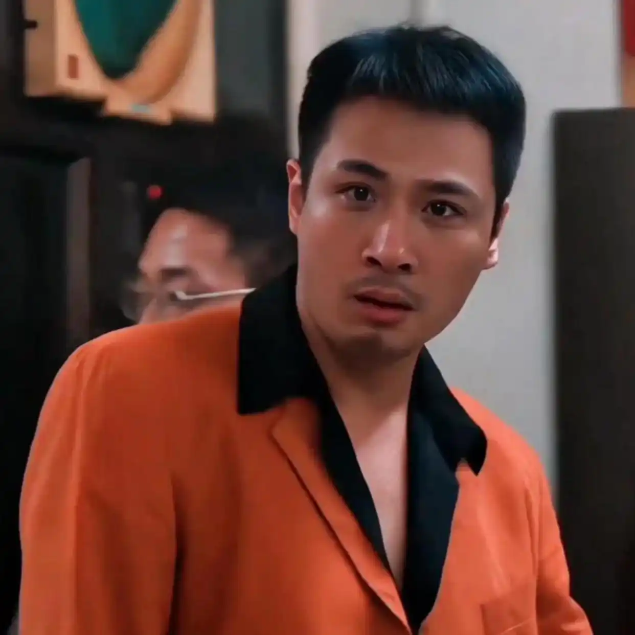 主持人问吴镇宇:“演艺圈里谁的演技最好？”吴镇宇说:“谁的演技最好？当然是周星驰