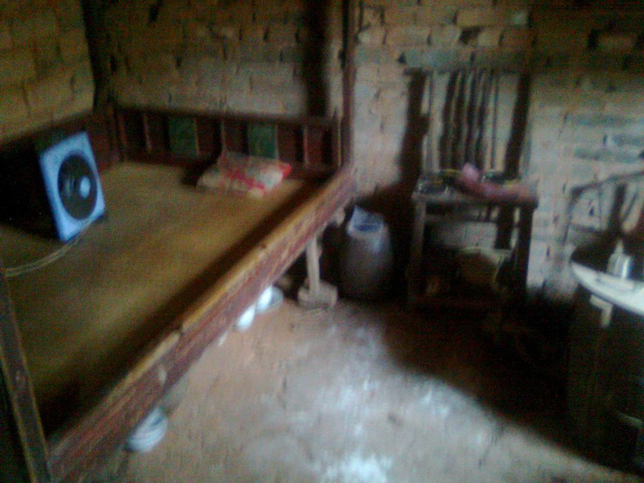 真的把我惊到了！有同学家里竟然还这么穷！几天前回老家无意在集上碰到一小学