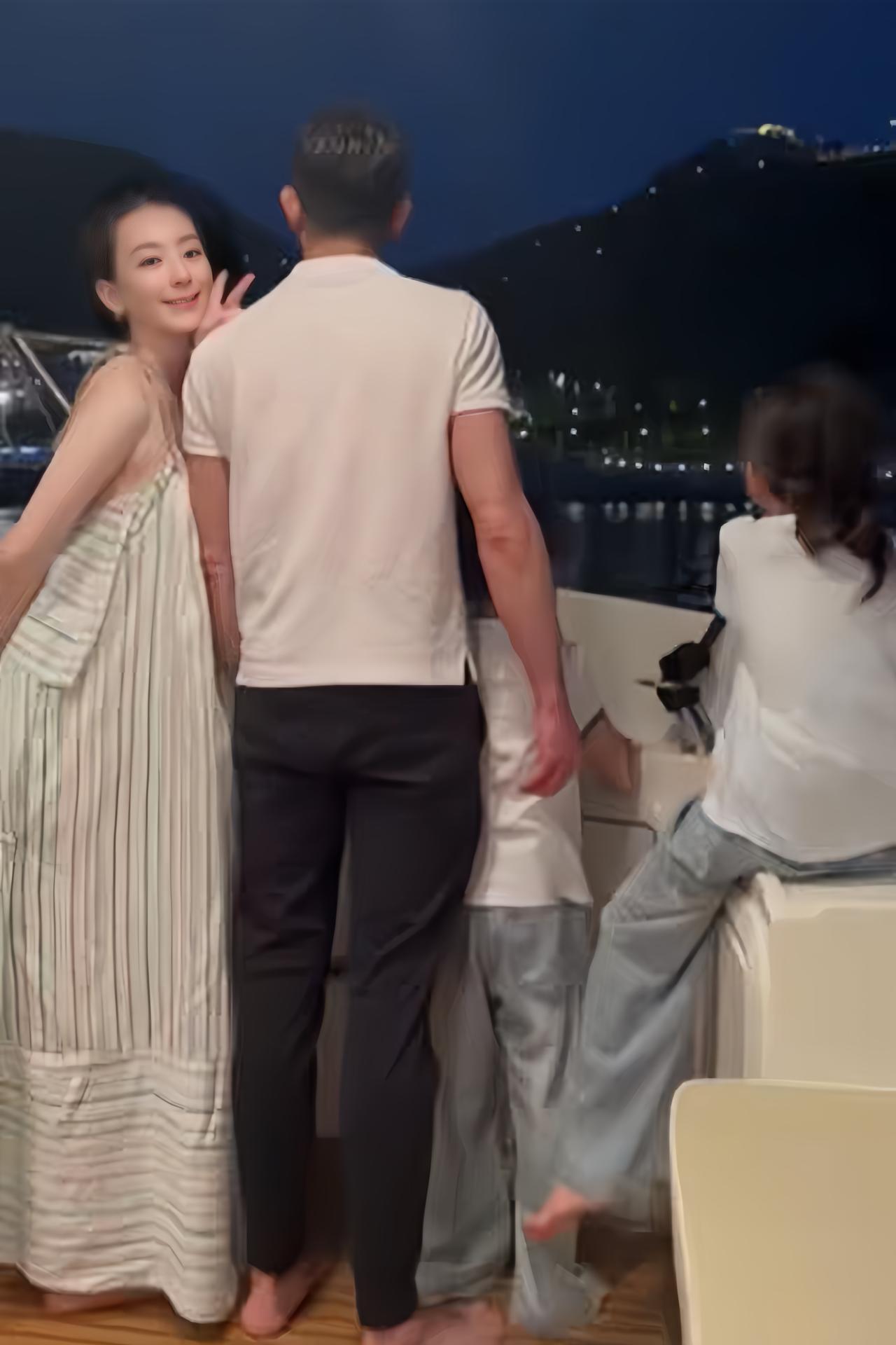 近日，郭富城带着老婆孩子，包游艇出海游玩，方媛在老公面前撒娇，对着镜头比剪刀手，