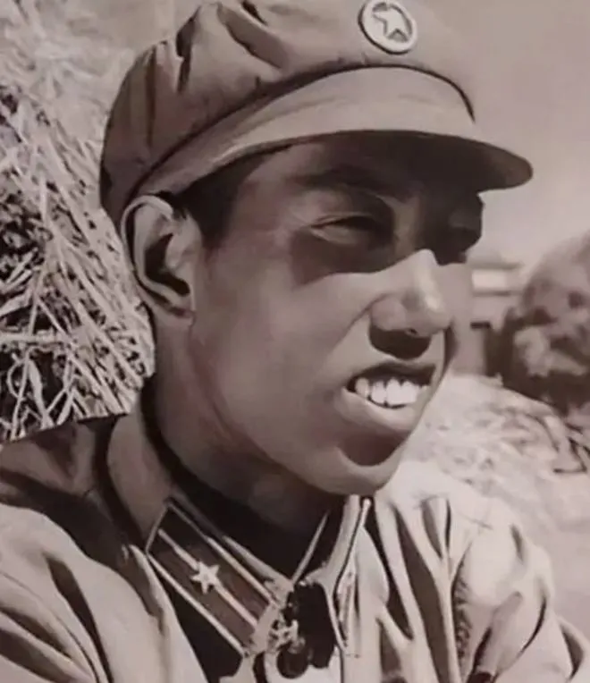 1963年国庆阅兵，一名年轻少尉站在天安门观礼台上，毛主席好奇询问他名字后，大笑