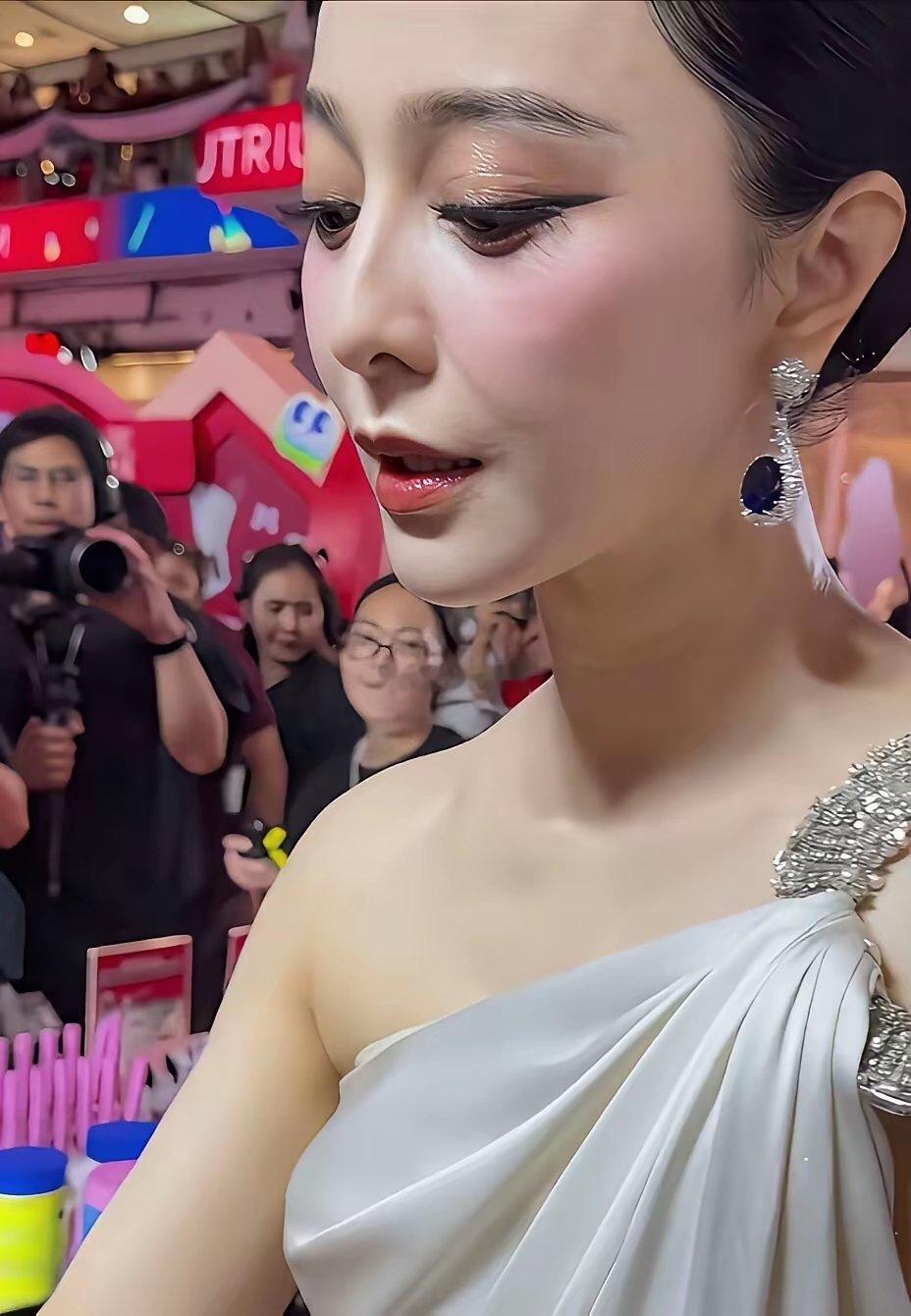 第一眼差点没认出来，果然是美人，虽然已经45岁了，依旧美的耀眼