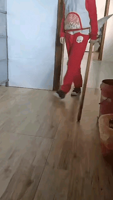 弟弟在姐姐的课本上涂鸦，听到姐姐回来了，吓得藏在了桌子底下。姐姐发现课本被涂抹后