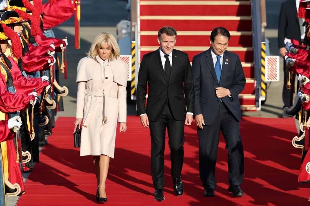 马克龙夫妇抵达韩国机场受到了隆重欢迎，李在明给足了马克龙面子！4月2日法国总统结
