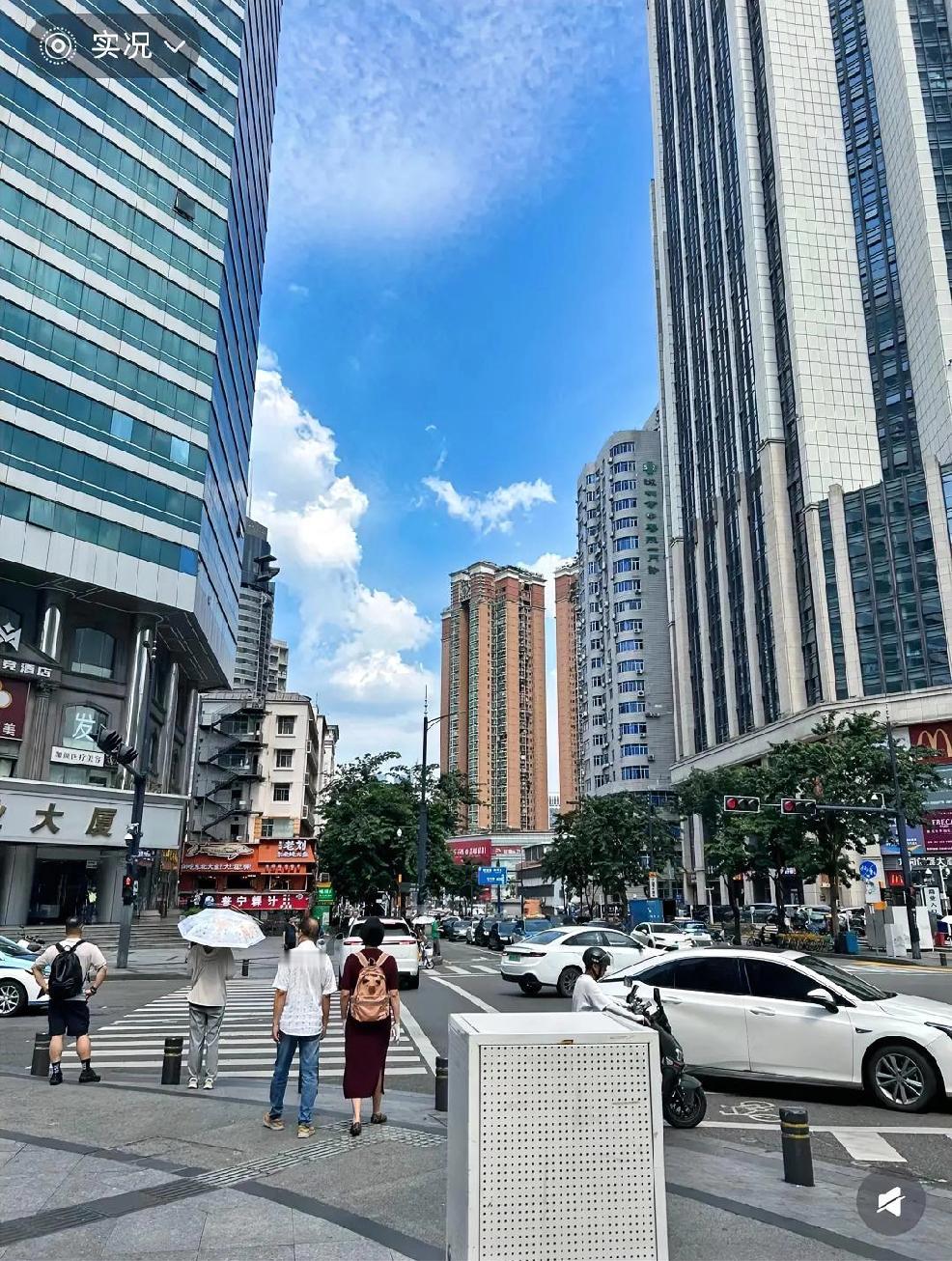 上海朋友逛完深圳临别时的一番话，着实让我愣了下。他说深圳虽跻身一线，景观美，