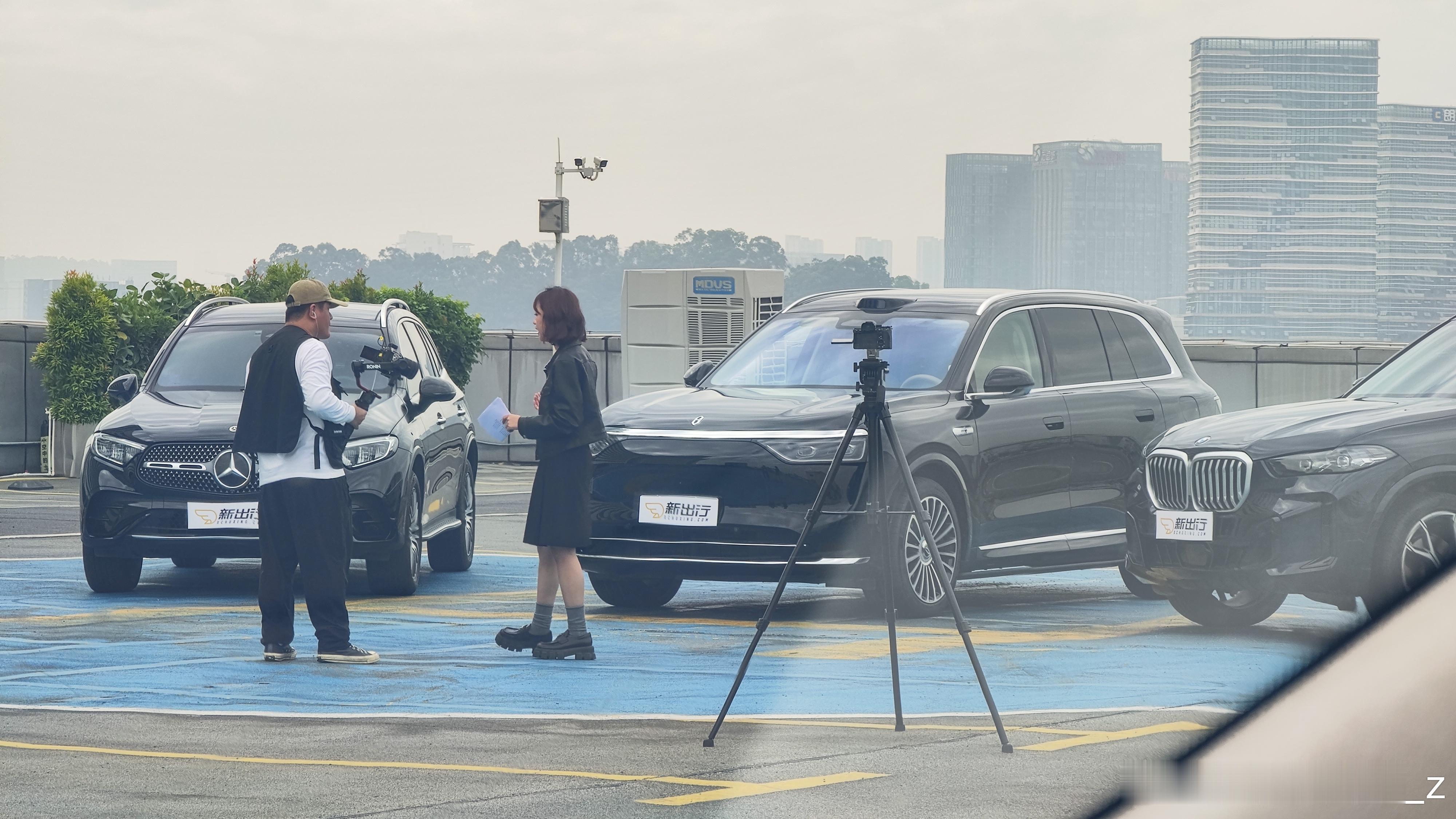 来拍问界M8居然看到也在拍M8三车看来也是起的挺早的大v聊车