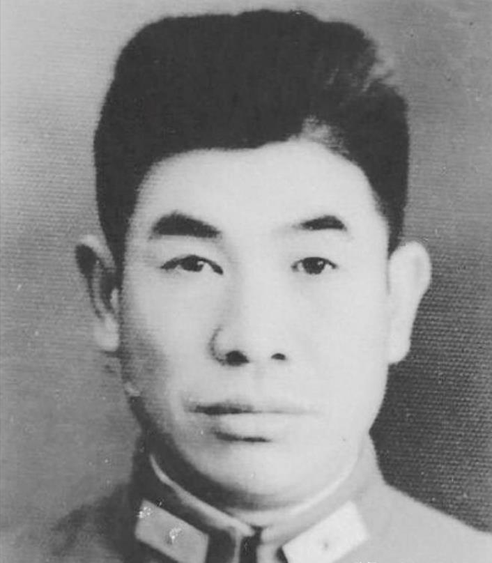 淮海战役中，国军军长高吉人重伤被俘，住院时他对邻床的副师长说：“粪坑水位这几天最