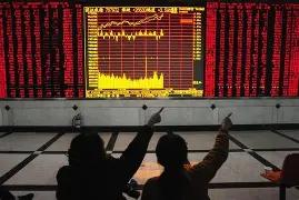 一位股民发视频嚎啕大哭，他在264元建仓中国船舶，想效仿巴菲特做价值投资，看好一