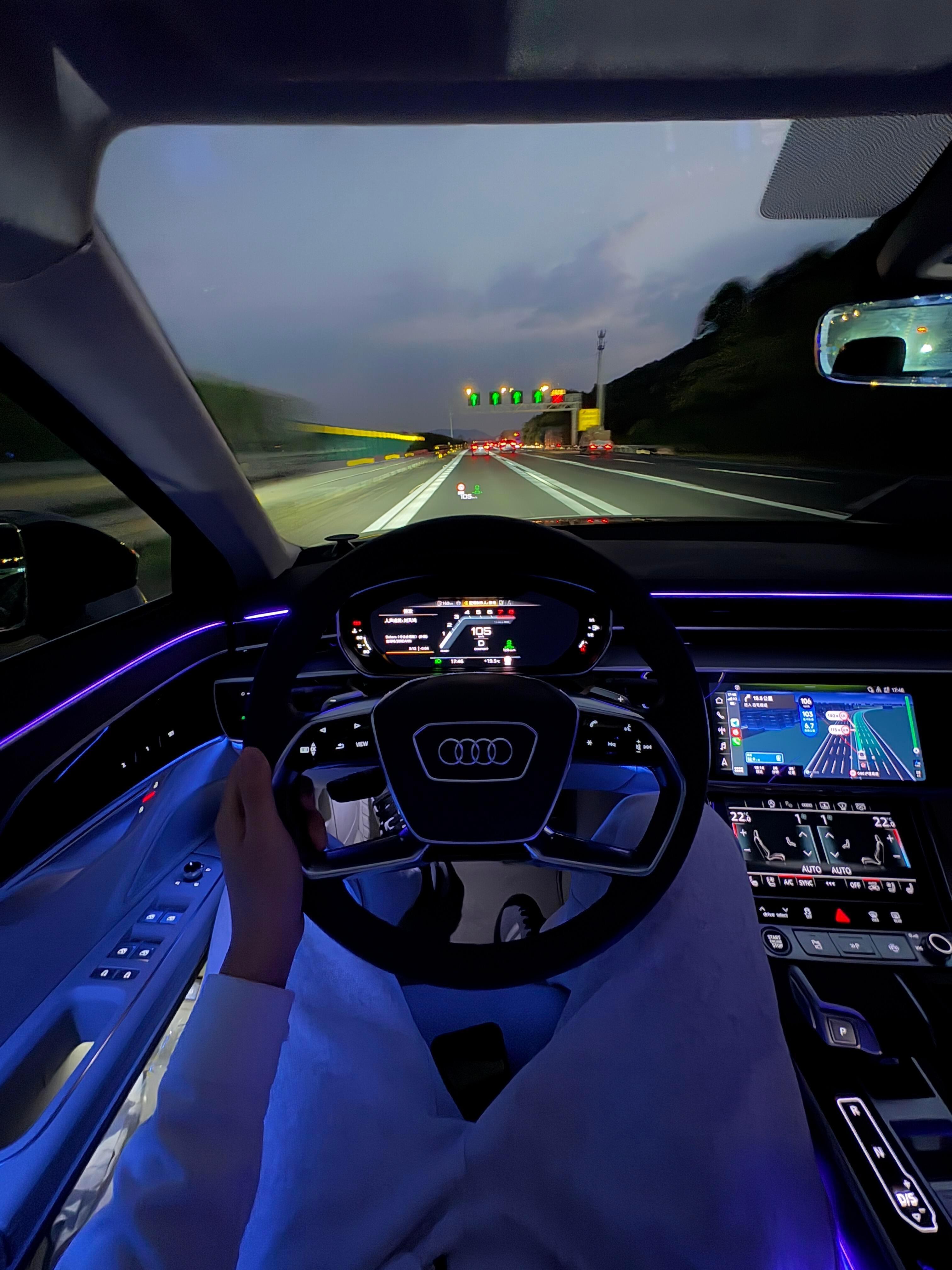 我请问呢？到底谁在说奥迪内饰不好看！这种简单的轮廓灯光和表面等光组成的氛围感只有