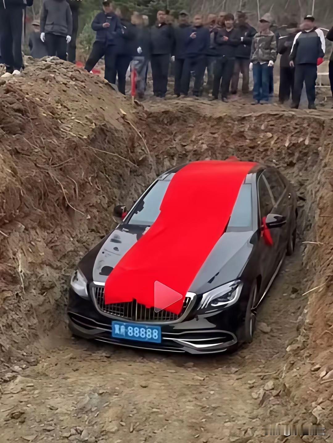 奇葩事天天有，这不，辽宁某地的一个富豪死了，生前喜欢奔驰车，儿子孝心爆棚，也可能