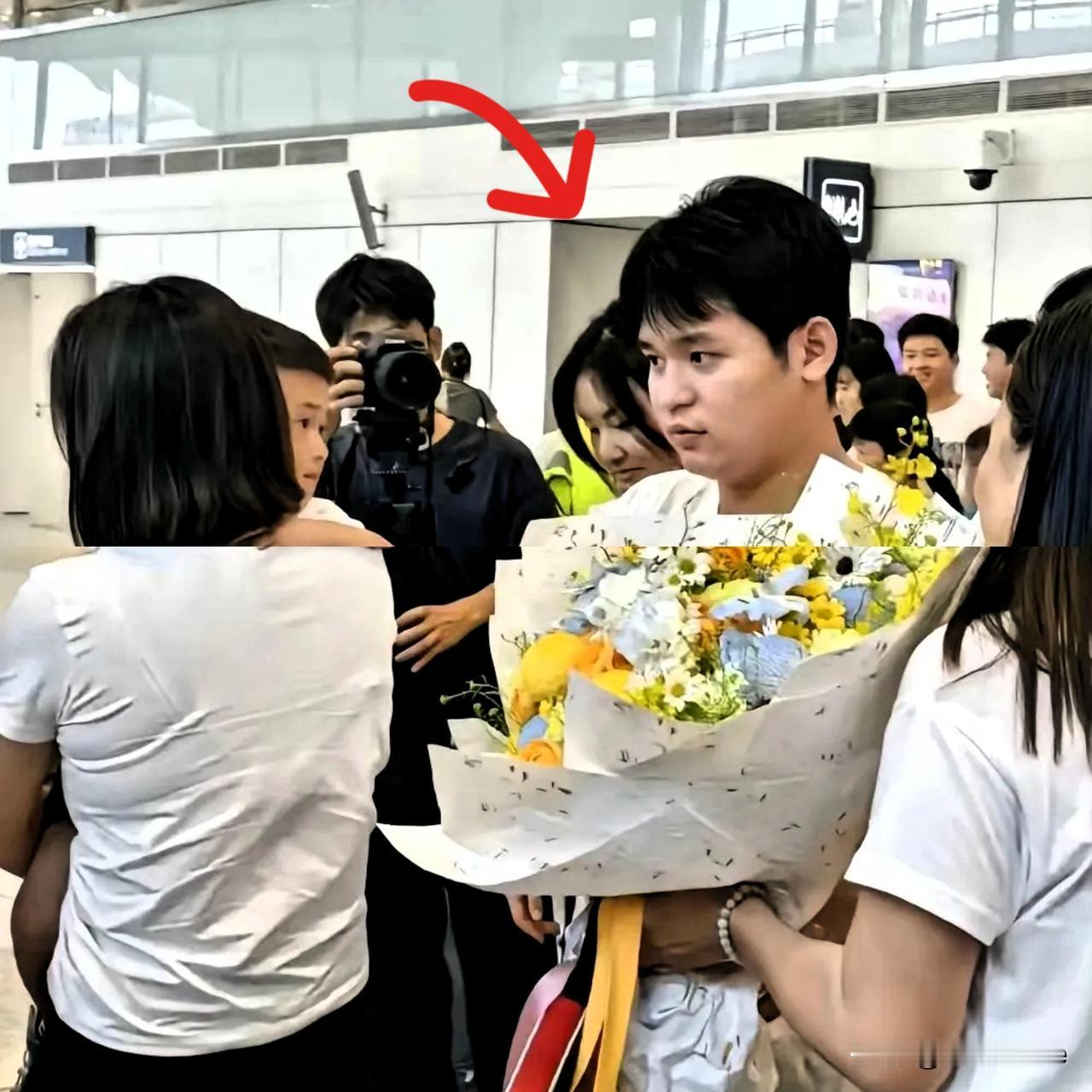 林诗栋夺冠回国，出机场一幕令人大跌眼镜！他没奔向亲妈，而是单膝跪地，将金牌递
