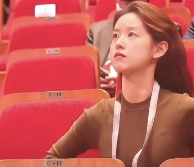 成功的事业&嫁了个好老公，是她年轻的资本。这么多年过去还像一个小姑娘一样，岁