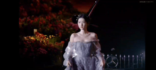 王玉雯五官消失厉害啦！王玉雯在vogue活动红毯上宛如梦幻公主！从车里出来，双