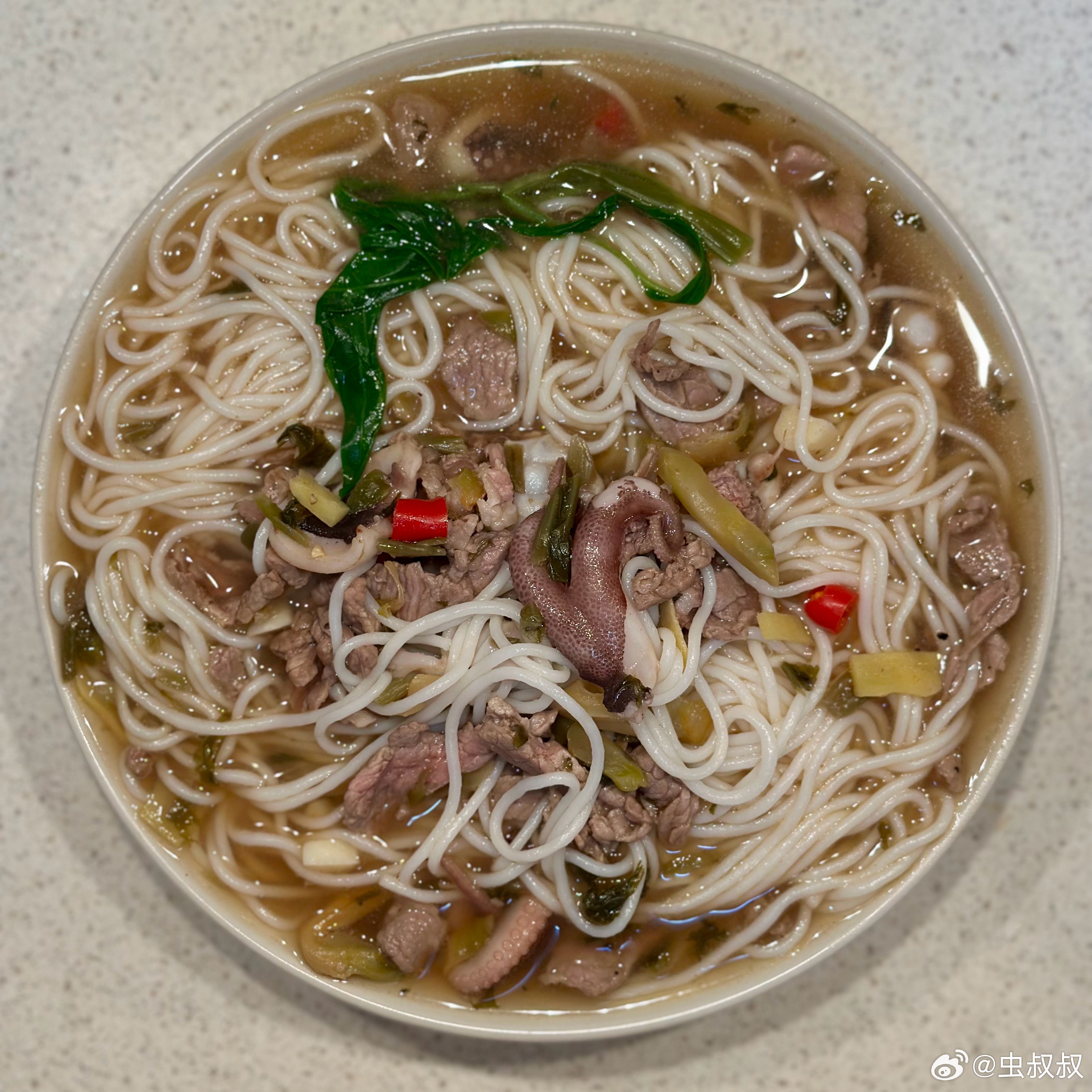 晚餐。超大一碗鱿鱼牛肉汤粉，再搭配一碟凉拌小海鲜。吃撑了。​​​
