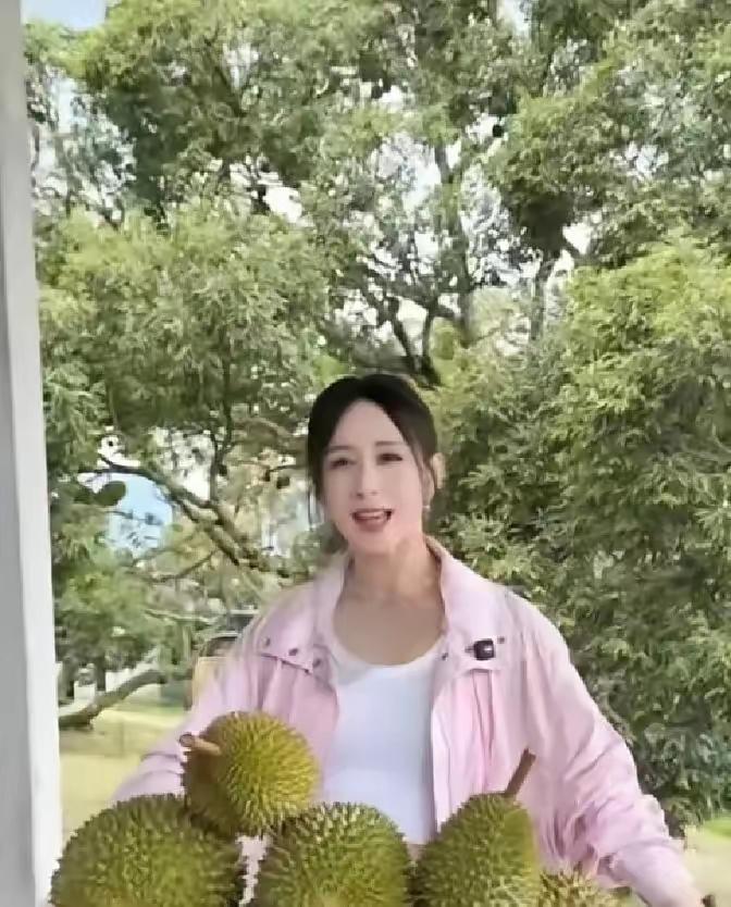 确实豪横！有钱能办的事太多，胡静是一个幸福的女人。胡静一个50来岁的女人了，还