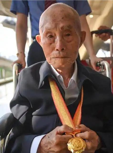 1943年，刘吉祥奉命给前线送80箱子弹，因仓库漆黑，他错把手榴弹当成子弹，没想