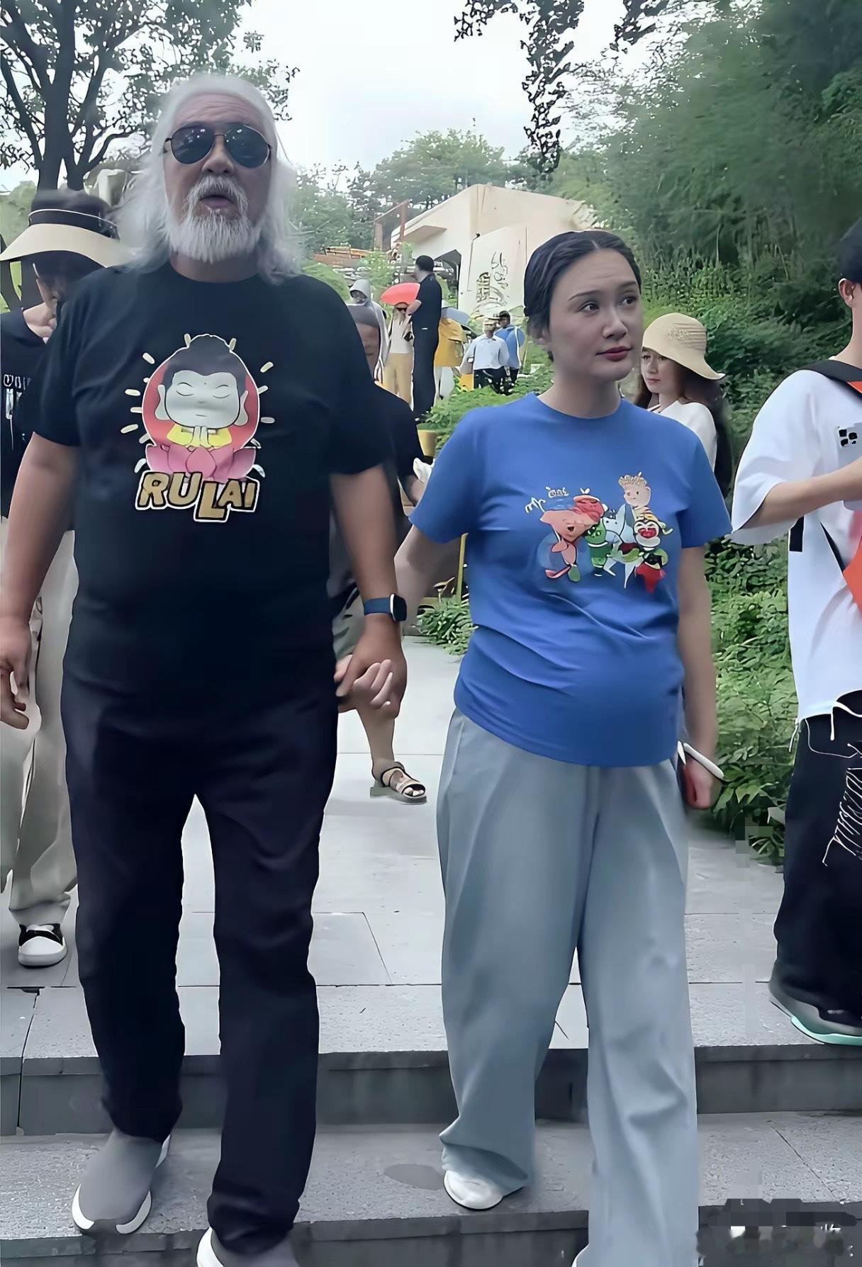 老天呐，差点没认出来，这是又怀孕了吗？不过他俩去爬山，杜这身材已经走形了，额头也
