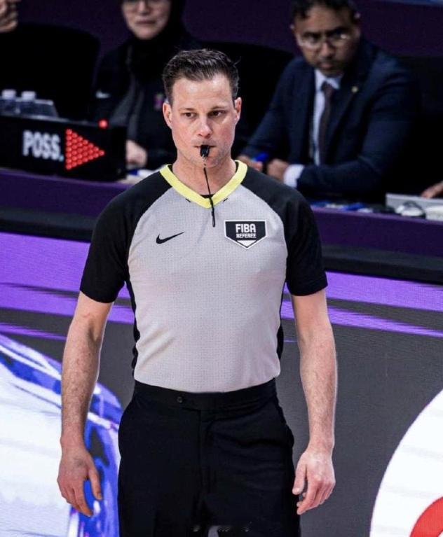 CBA这场中日男篮，被裁判黑得太离谱！应该投诉他！以后还是少骂CBA裁判了，看