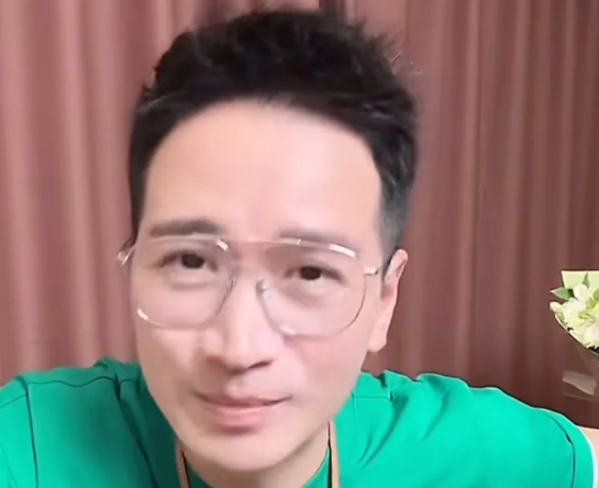 不仅大家没想到，于正更是没想到，“白月光”何晟铭居然直播了，而且全程高能好多